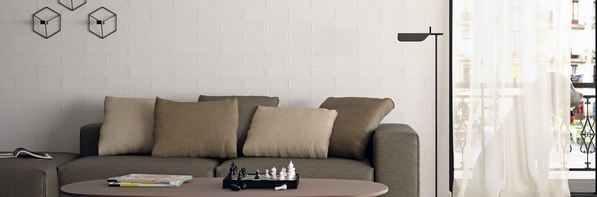 Ein braunes Sofa vor einer Wand mit hellen Fliesen