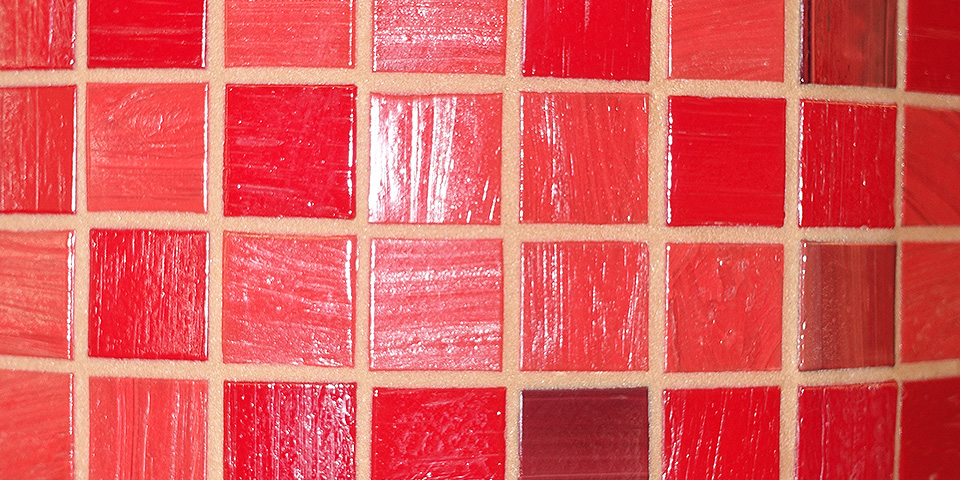 Rote Mosaikfliesen in unserer Fliesenausstellung in Essen